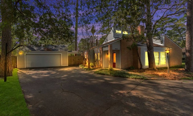 Kingwood Apartamento | 6-Bedroom Retreat, Pool & Spa: 20 Min Downtown GB
