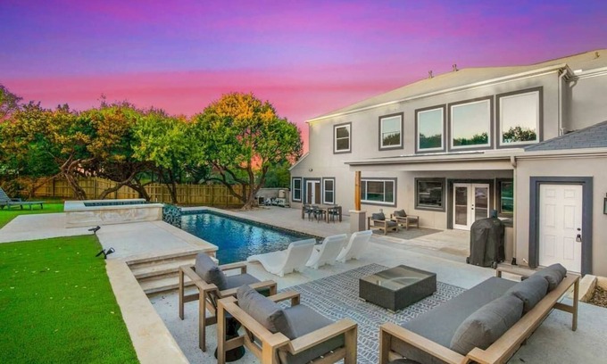 Austin Casa | 6 Bedroom | Sleep 20 | Pool | Hot Tub | Pool Table