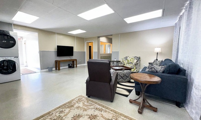 Anchor Bay Harbor Casa | 6-Bedrooms, 1.5-Bath Ranch Style Unit