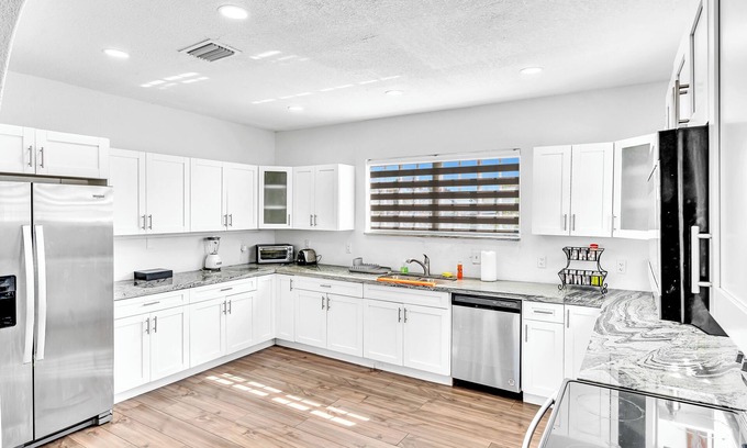 Miami Gardens Casa | 6 Bedrooms 4 bath 2 story home Miami Gardens sleep 20