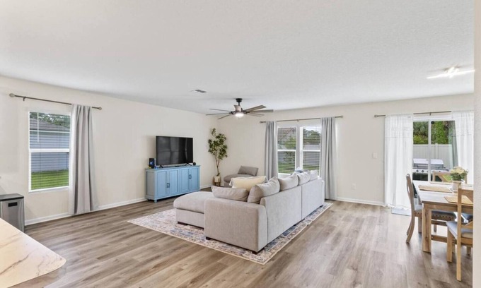 Indian Trails Casa | 6 Beds | 12 Mins to the Beach | Pets OK fenced in yard!
