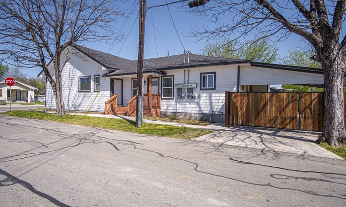 Highland Park Casa | 6-Beds 3BDRM & 2Bath Close prox. to Downtown. Full Kit,Ldry, & cvred parking