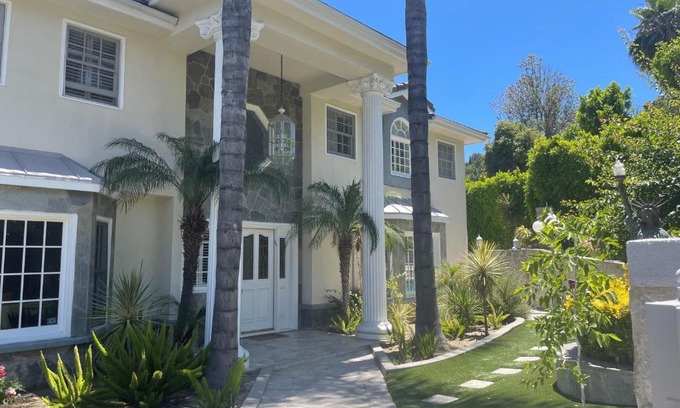 Los Angeles Casa | 6 beds and 6 baths home at Tarzana LA