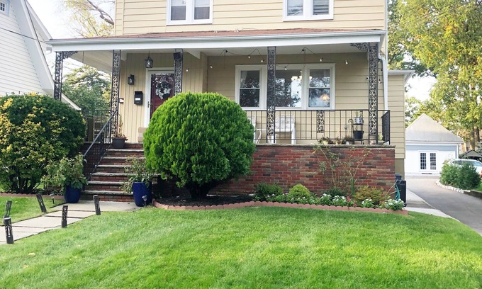 Roselle Park Apartamento | 6 Beds-Beautiful Apartment , near Schools, Bus Transits! Pet Friendly!