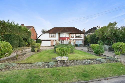 Hillingdon Casa | 6-Beds, Private Road, Beautiful Garden