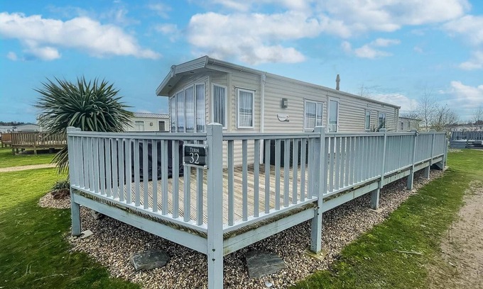 Wells-next-the-Sea Casa | 6 berth caravan with WiFi at Wells-next-the-Sea in Norfolk ref 72032T