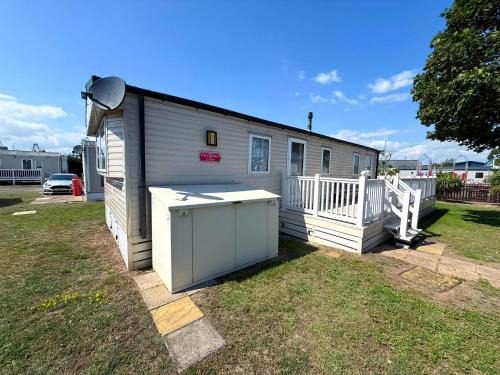 Felixstowe Otro | 6 Berth Caravan With Decking And Wifi At Suffolk Sands Holiday Park Ref 45040G