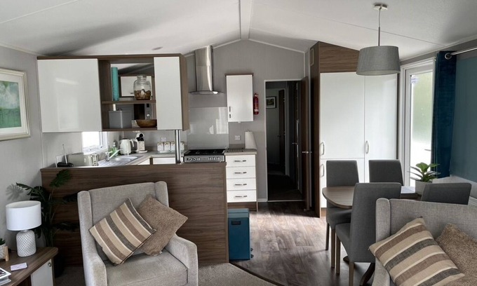 Hopton Casa | 6 Berth Comfy Homely Caravan, Dog Friendly