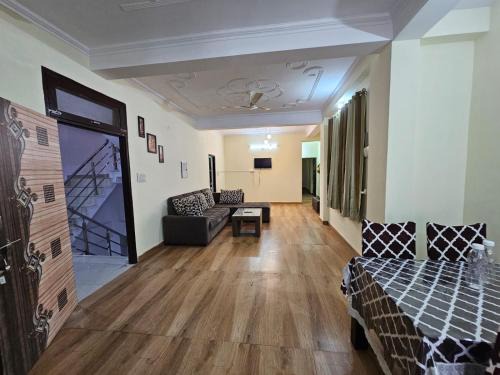 Alambagh Apartamento | 6 BHK in Krishna Nagar Lucknow LKO6BHK 401l&402R