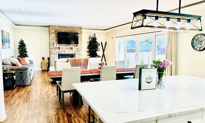Ellicottville Casa | 6 BR Excellent location! 1.5 m to golf! Walking distance to pubs, shop, dining!