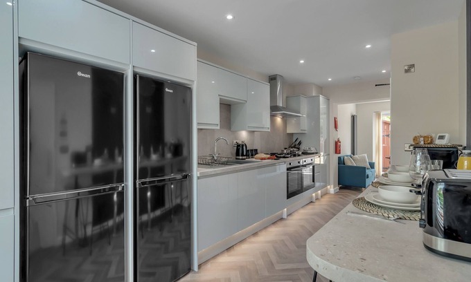 Norwich Casa | A spacious 6 bedroom home in Norwich, ideal for teams and professionals. Sleeps 12 comfortably with 4 bathrooms, dedicated workspace, fast WiFi, and free parking. Well-equipped kitchen, lounge with TV.