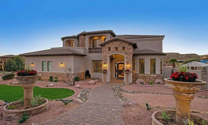 East Mesa Casa | 6 BR home with beautiful city views!