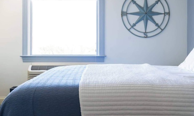 Newport Hotel | #6 | Comfy Room w/ Queen-bed