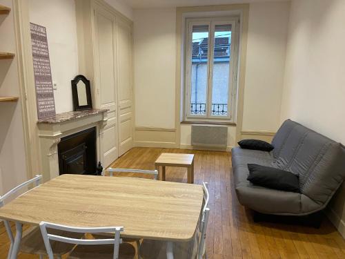 Vassieux - Crepieux Apartamento | 6 couchages proche centre ville location tarif spécial longue durée