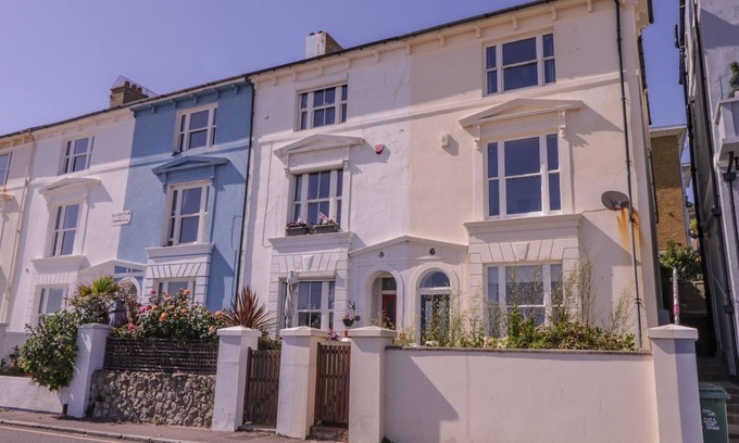 Folkestone Cabaña | 6 GLOSTER TERRACE, pet friendly, with open fire in Sandgate