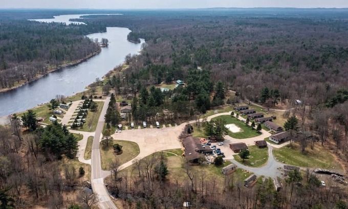 Neillsville Cabina | A short walk outside your cabin you can enjoy a great meal and at the Riviera Pub and Grill