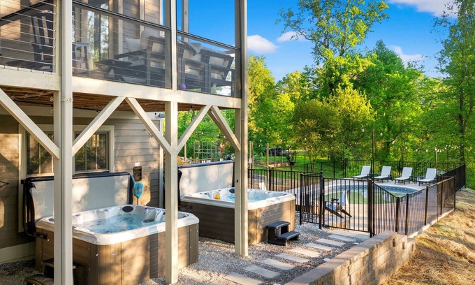 Fletcher Cabina | 6 King Bedrms! Pool. Hot Tubs. Firepits. GameRm. Sleeps 22! 5 Ensuite Bathrooms!