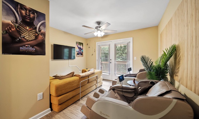 Athens Casa | 6 King Beds - Near DT & UGA - 2 Massage Chairs - Projector