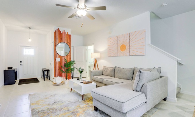 Ruskin Casa | 6 Mi to Apollo Beach: Townhome w/ Pool Access!