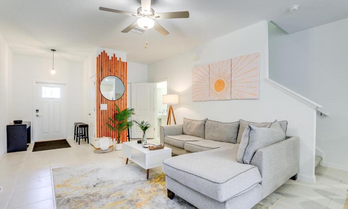 Ruskin Casa | 6 Mi to Apollo Beach Townhome with Pool Access!