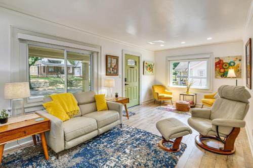 Kansas City Casa | 6 Mi to Arrowhead Stadium Charming Home with Porch!
