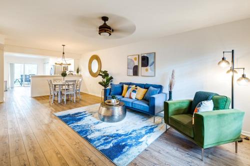 Naples Apartamento | 6 Mi to Beach Naples Condo with Pool and Hot Tub