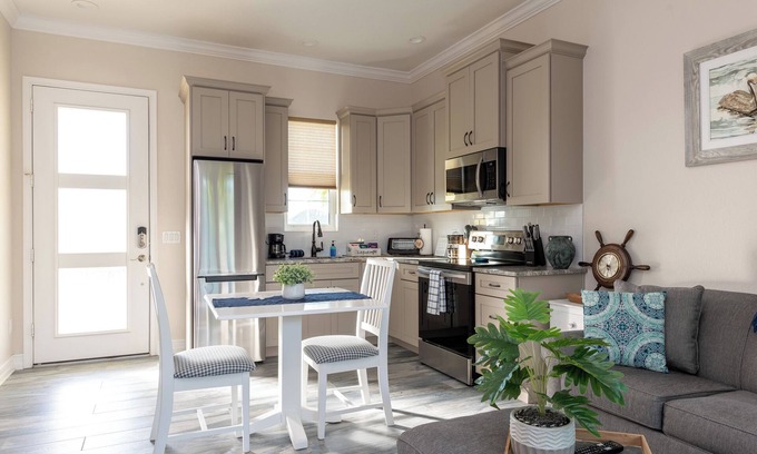 Englewood East Apartamento | --6 Mi to Beach--SmartTV--Lanai--Washer/Dryer--PRIVATE--