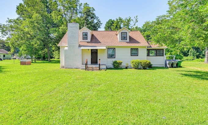 Hidden Valley Casa | 6 Mi to Dtwn: Charming Home w/ Yard in Charlotte