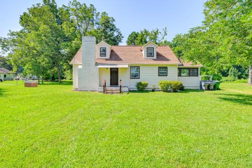 Hidden Valley Casa | 6 Mi to Dtwn Charming Home with Yard in Charlotte