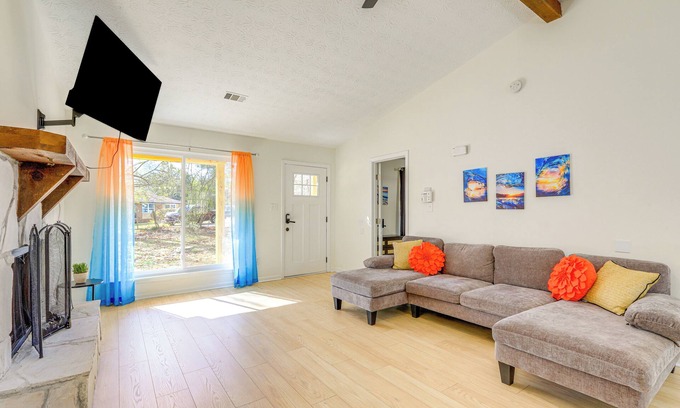 Jonesboro Casa | 6 Mi to Fun Spot America: Family Home w/ Workspace