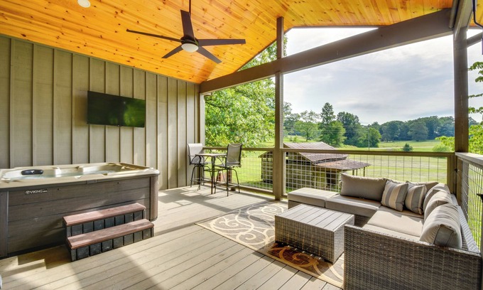 Clarkesville Cabina | 6 Mi to Helen: Romantic Georgia Cottage Hideaway!