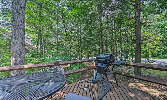 White Haven Casa | 6 Mi to Lake Harmony: Quiet Getaway w/ Deck!