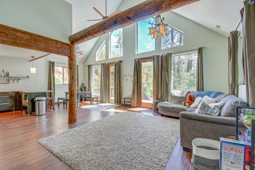 Iron Springs Casa | 6 Mi to Mt Union Peaceful Cabin with Deck