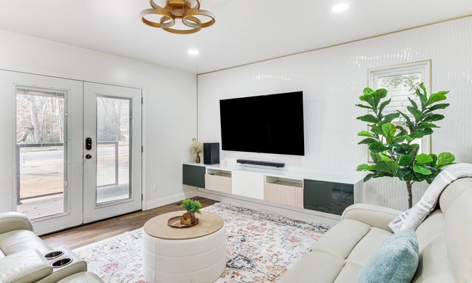 SouthPark Casa | 6 Mi to Spectrum Center: Spacious Getaway w/ Deck