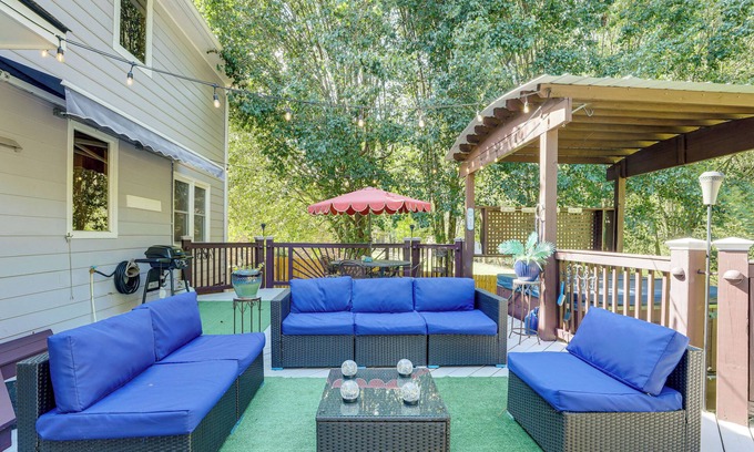 Snellville Casa | 6 Mi to Stone Mountain Park: Home w/ Deck!