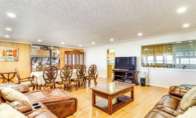 Northwest Heights Casa | 6 Mi to UNM: Albuquerque Family Abode w/ Views!
