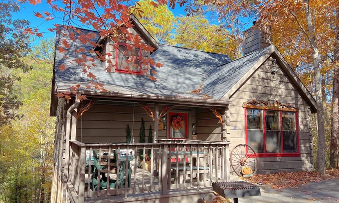 Gatlinburg - Pigeon Forge Cabina | 6 miles from Dollywood🎢 HotTub cozy/wooded setting couples/family friendly!