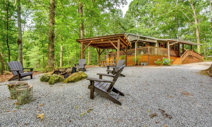 Clarkesville Cabina | 6 Miles to Helen: Cabin w/ Hot Tub & Views!