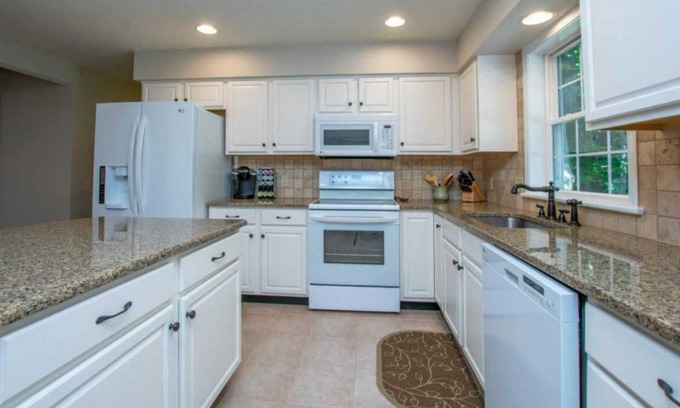 Saratoga Springs Casa | 6 miles to Track, 1 mile to Golf - Full Summer Rentals available by request