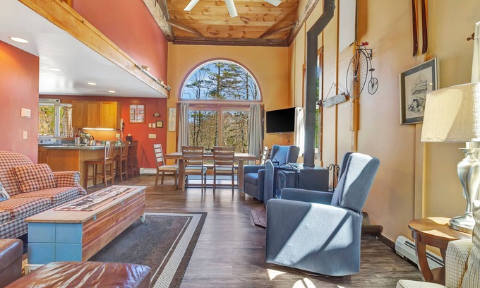 Jamaica Casa | 5BR, 6 min from Stratton, pet friendly, private, jacuzzi tub, wrap around deck!