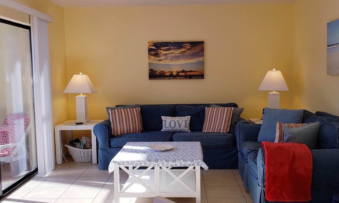 St. Augustine Beach Casa | ESTILO DE PLAYA!PLAYA Y PISCINAS Y TENIS- LIMPIO, TRANQUILO2BR, 2. ¡5BA-WIFI, REVISIONES DE 5 ESTRELLAS!