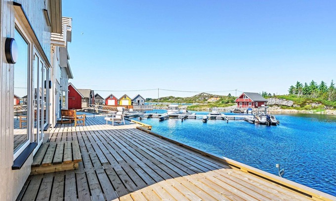 Averoy Municipality Casa | 6 person holiday home in Bud