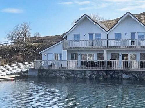 Dyrvik Casa | 6 person holiday home in Kverva