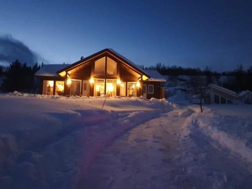 Lyngen Casa | 6 person holiday home in Svensby-By Traum