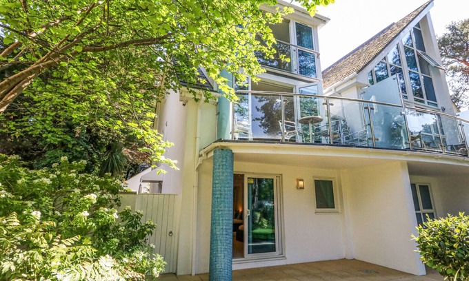Poole Cabaña | 6 RED SAILS, family friendly, luxury holiday cottage in Sandbanks