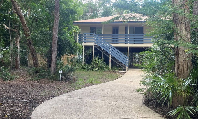 Rainbow Beach Casa | 6 Redwood Court – Rainbow Shores. Perfect for the family. Pets welcome, fenced yard.