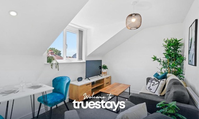 Failsworth Casa | 6 Sarah House by Truestays - 2 Bedroom Apartment - FREE Wifi & Parking