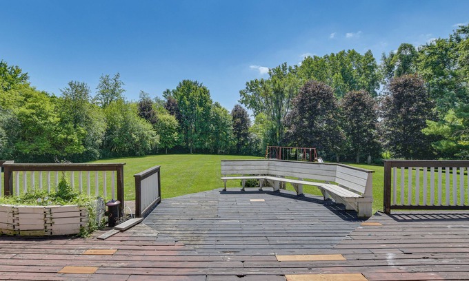 Barrington Hills Casa | 6 Shared Acres, Pool Table: Barrington Hills Apt!