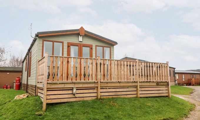 Warton Cabaña | 6 SHERWOOD, pet friendly, character holiday cottage in Tewitfield