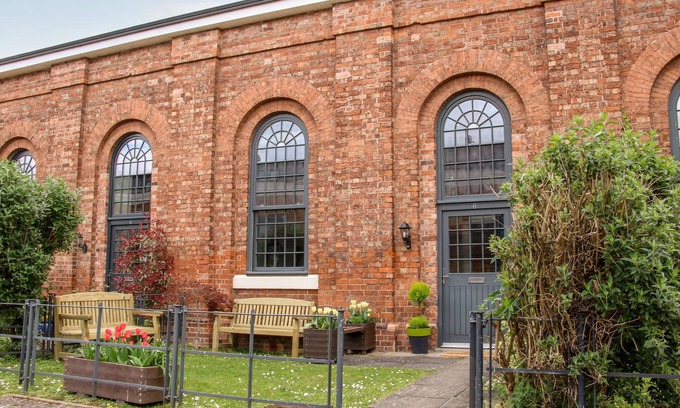 Shrewsbury Cabaña | 6 THE ENGINE SHED, family friendly, with a garden in Shrewsbury